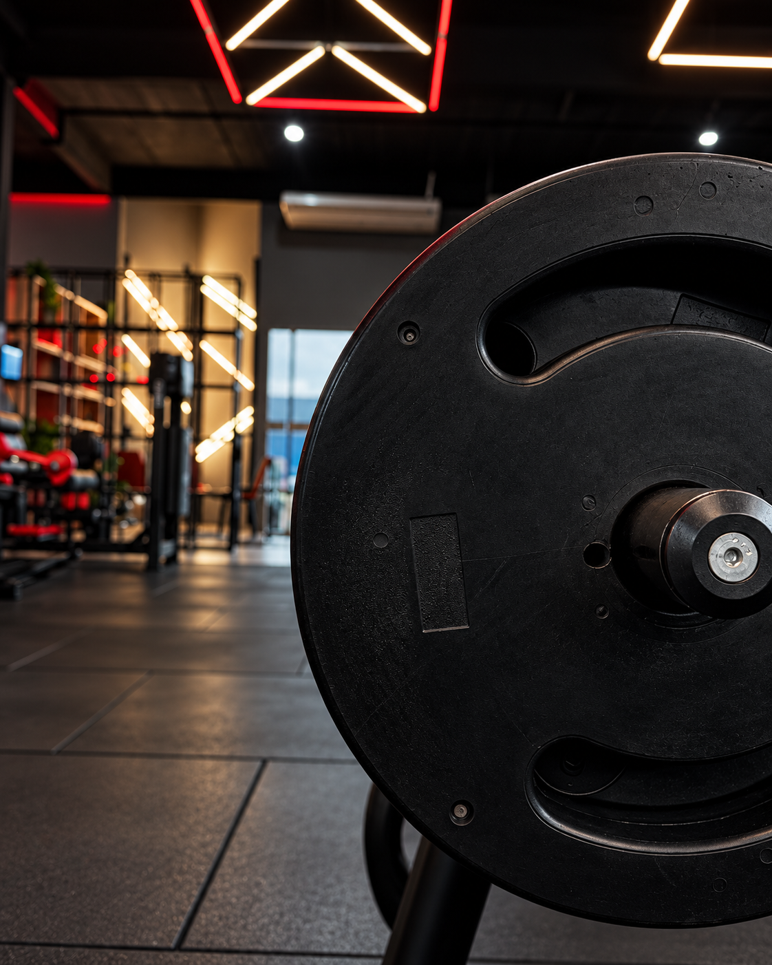 Disco de musculação em primeiro plano em um ambiente de treino
